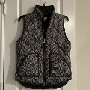Ladies herringbone puffer vest by J Crew. Gray trim at sleeve/ pockets. Size XS